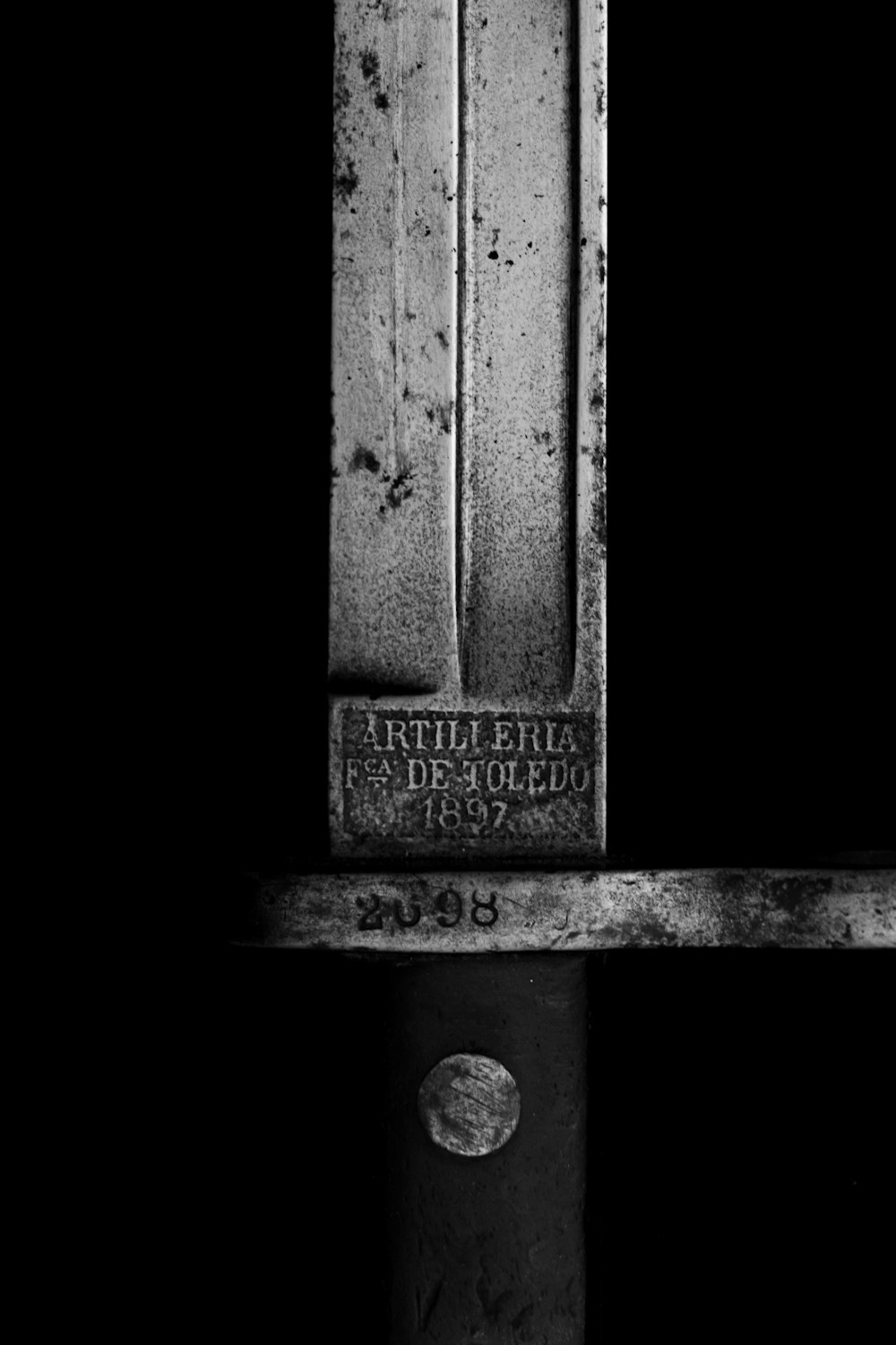 Una foto en blanco y negro de una puerta