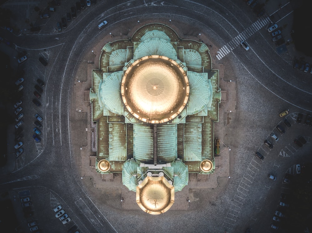 uma vista aérea de um edifício em um estacionamento
