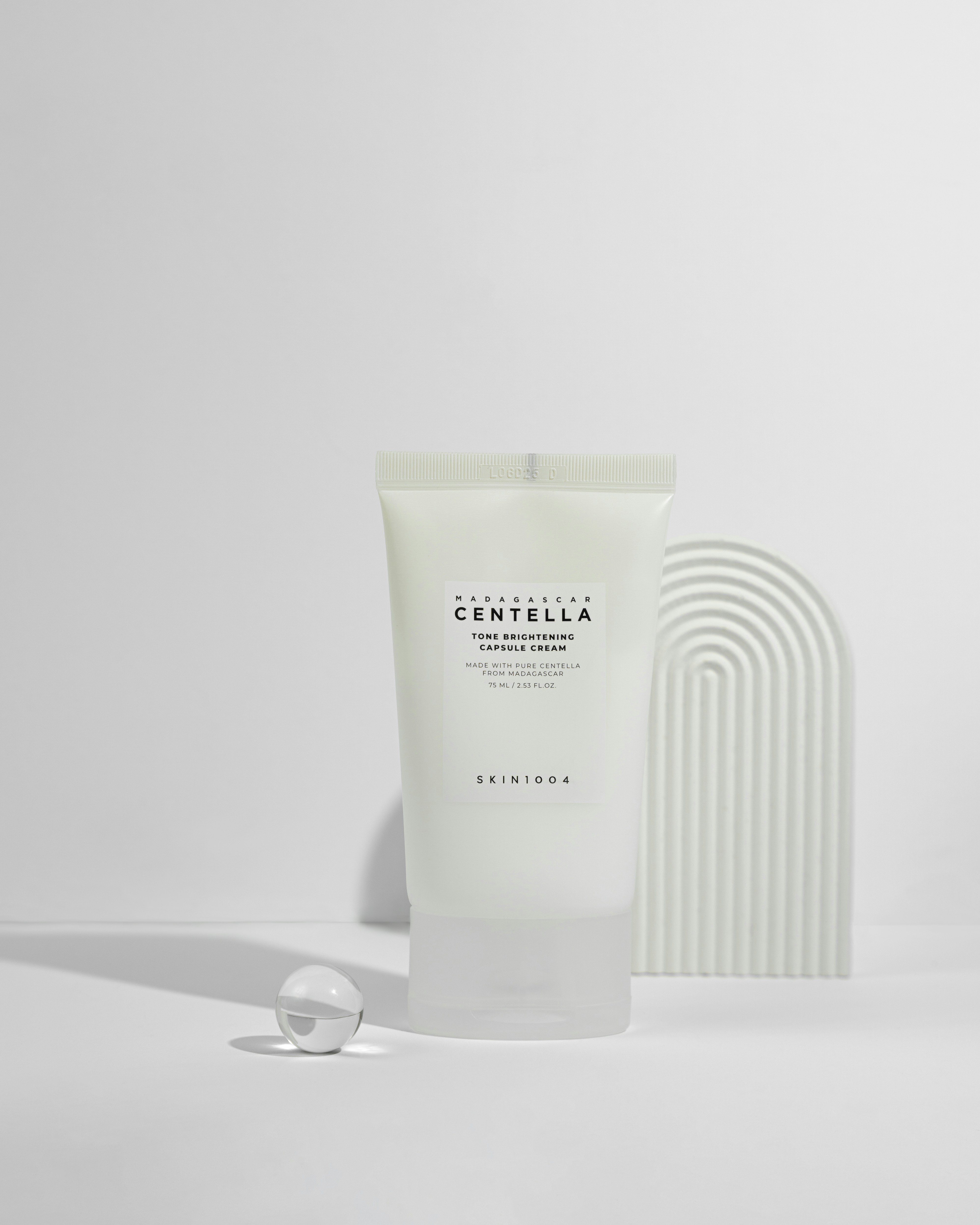 Foto un tubo de crema junto a un tubo de pasta de dientes – Imagen Botella  gratis en Unsplash