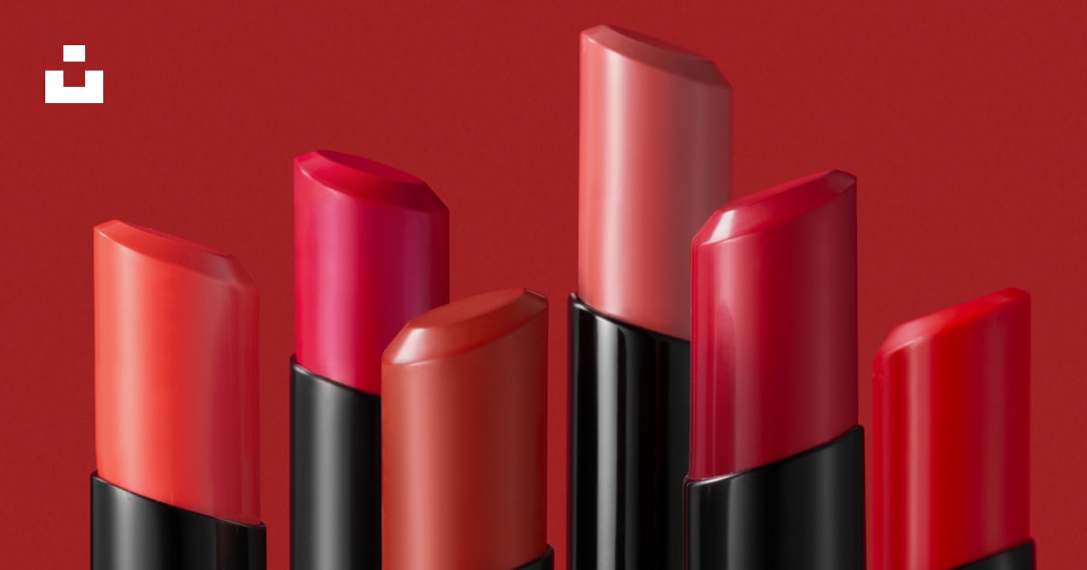 Un groupe de rouges à lèvres assis les uns à côté des autres photo ...