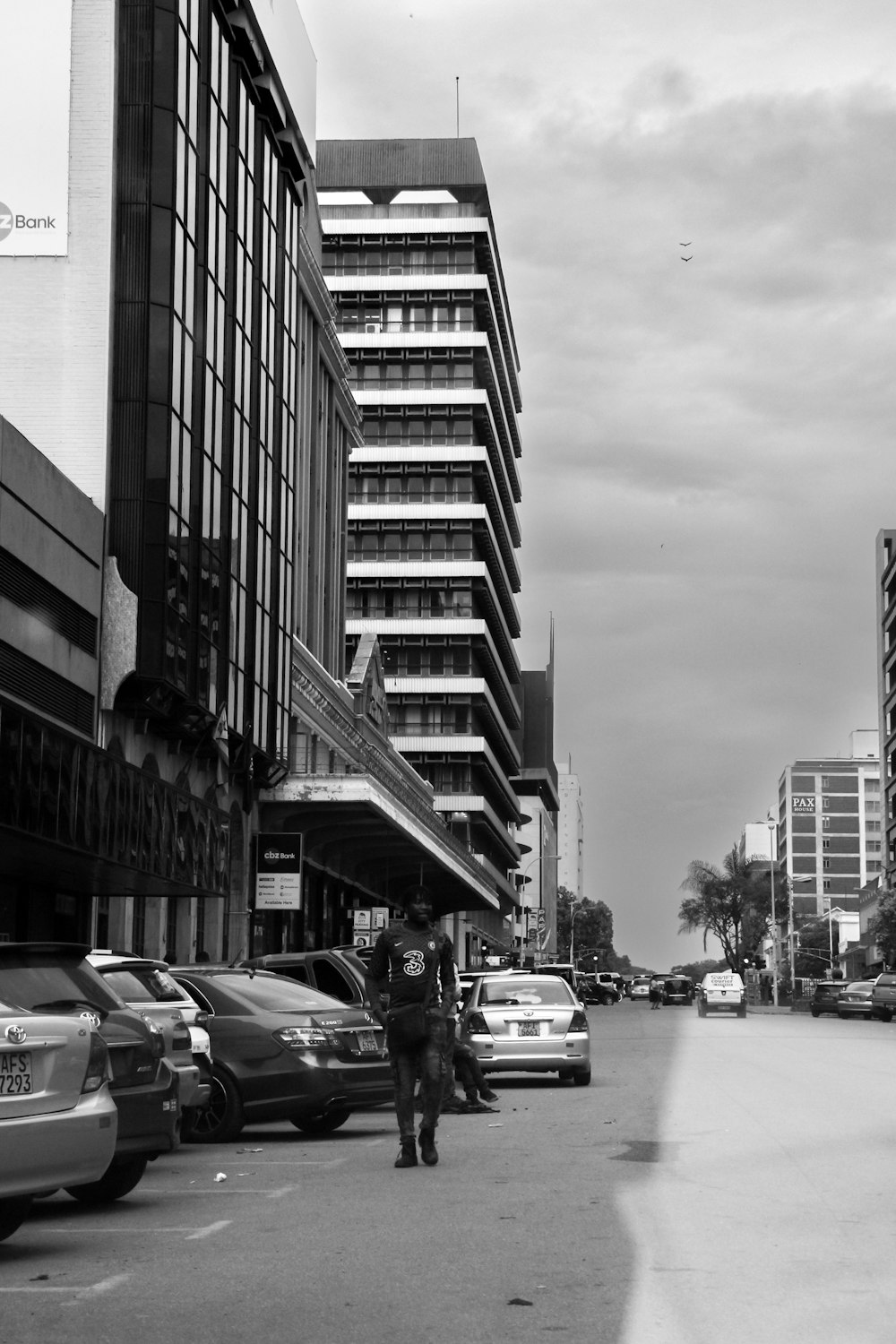 a black and white photo of a city street