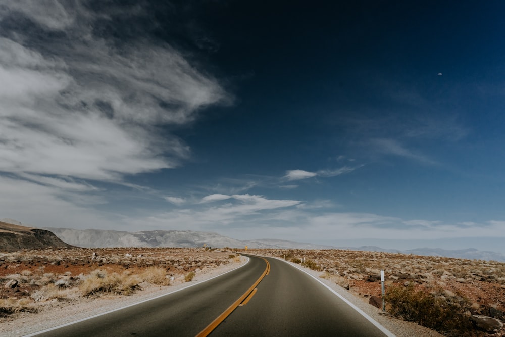 Un camino vacío en medio de un desierto