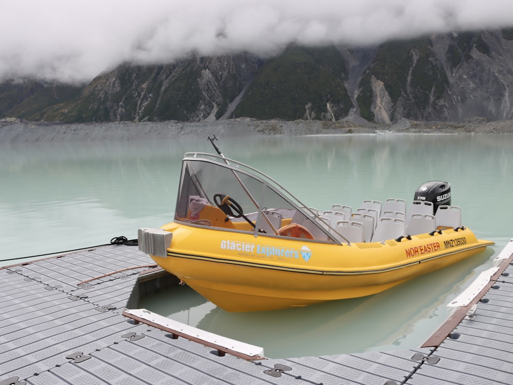 un bateau jaune assis au-dessus d’un plan d’eau