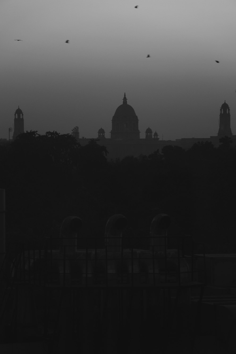 a black and white photo of a city skyline