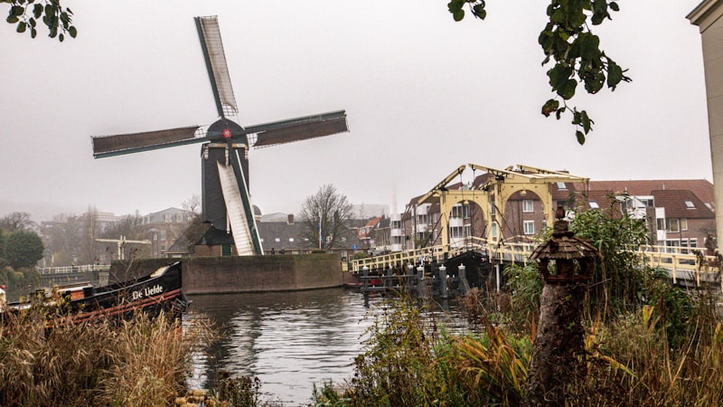 Windmolen aan de gracht in Leiden, Zuid-Holland