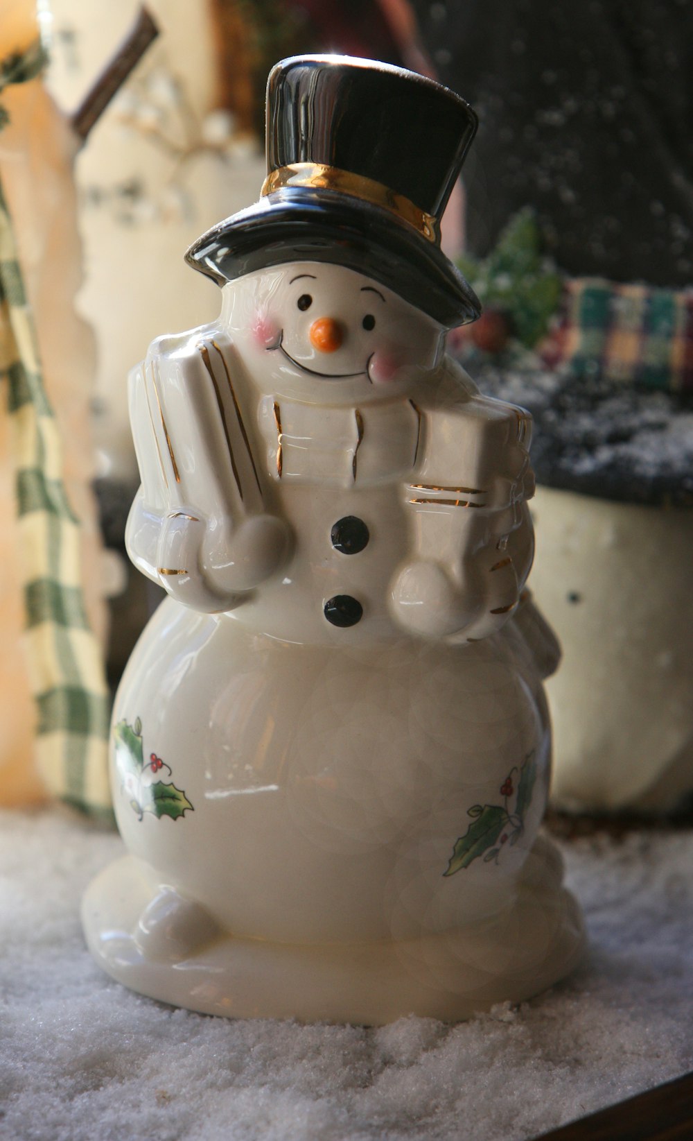 un muñeco de nieve blanco con sombrero de copa y bufanda