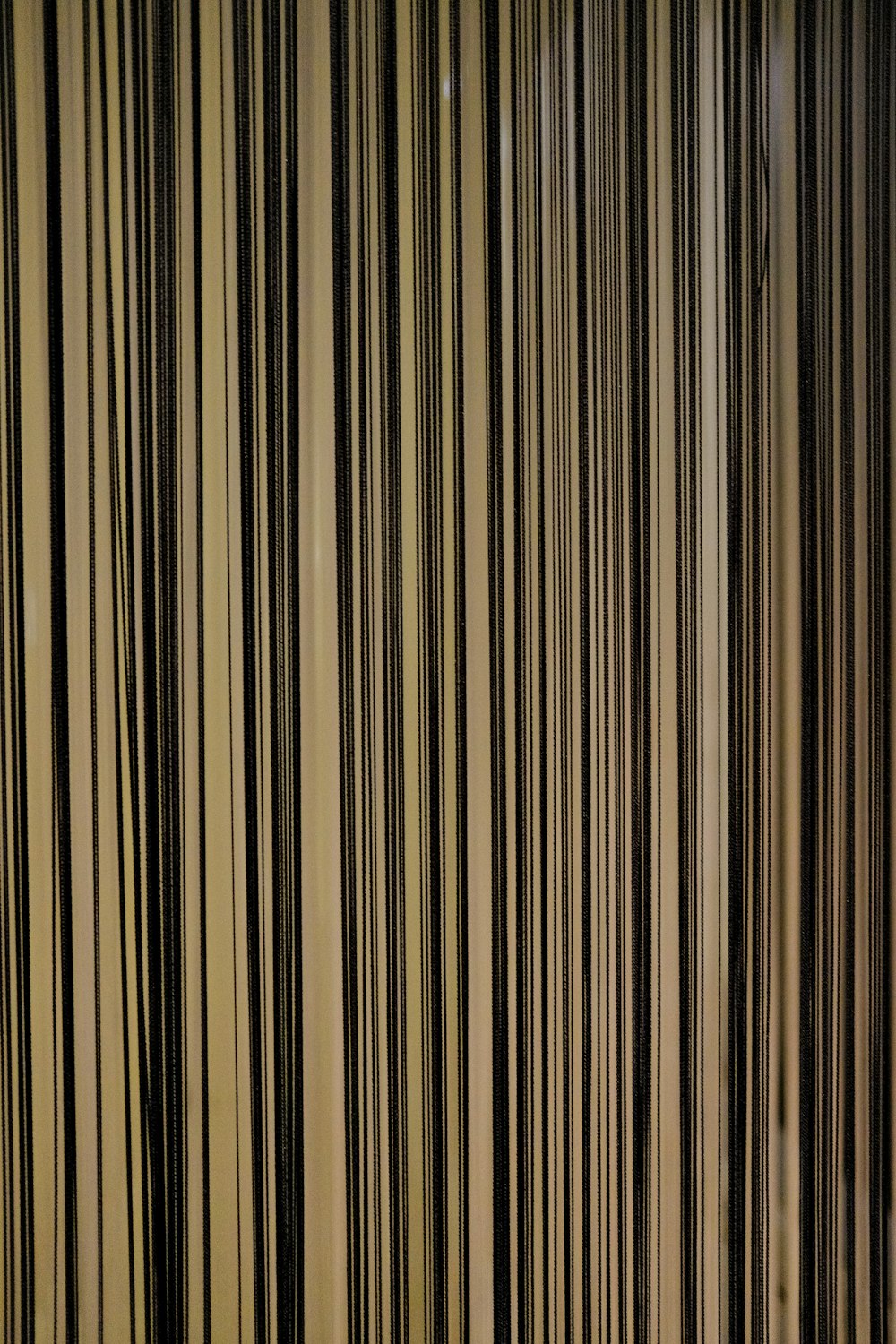 Una foto en blanco y negro de una cortina