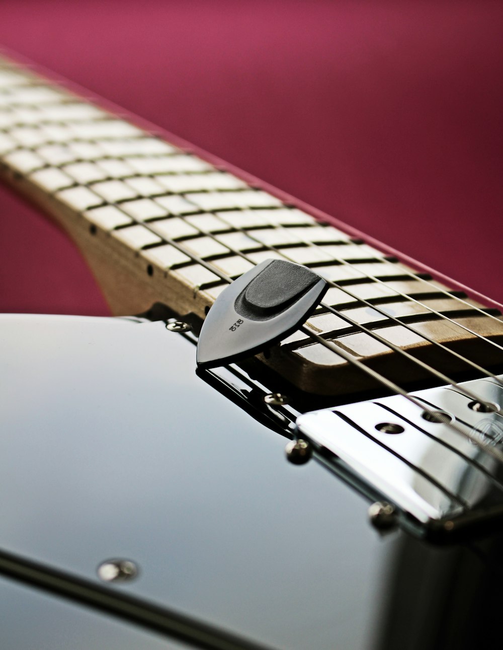 Un gros plan d'une guitare électrique avec un médiator photo – Photo  Guitare Gratuite sur Unsplash