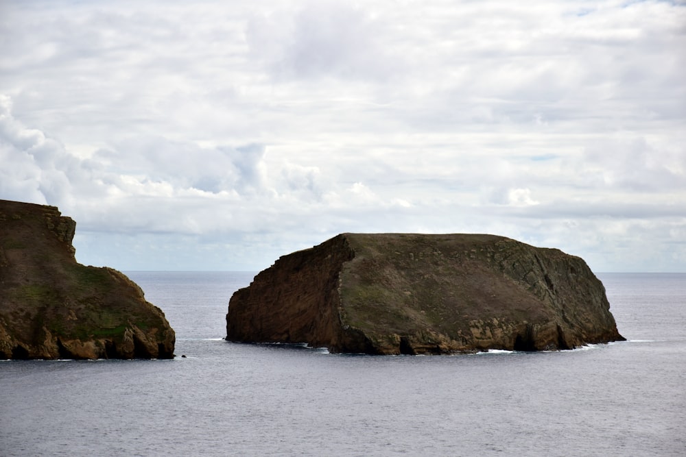 Un couple de gros rochers assis au milieu de l’océan