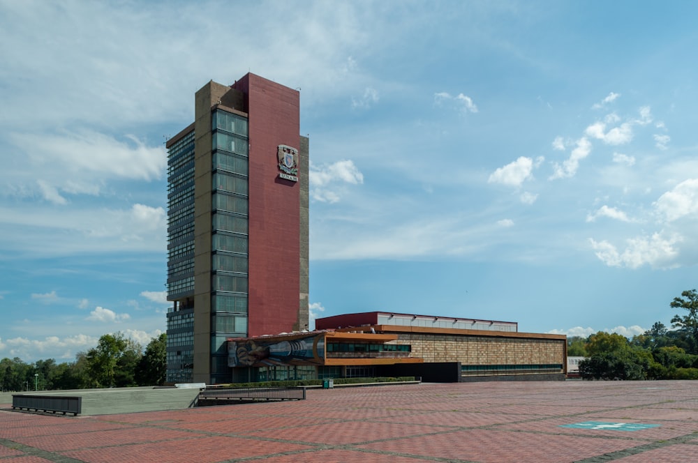 un grand bâtiment avec une horloge sur le dessus