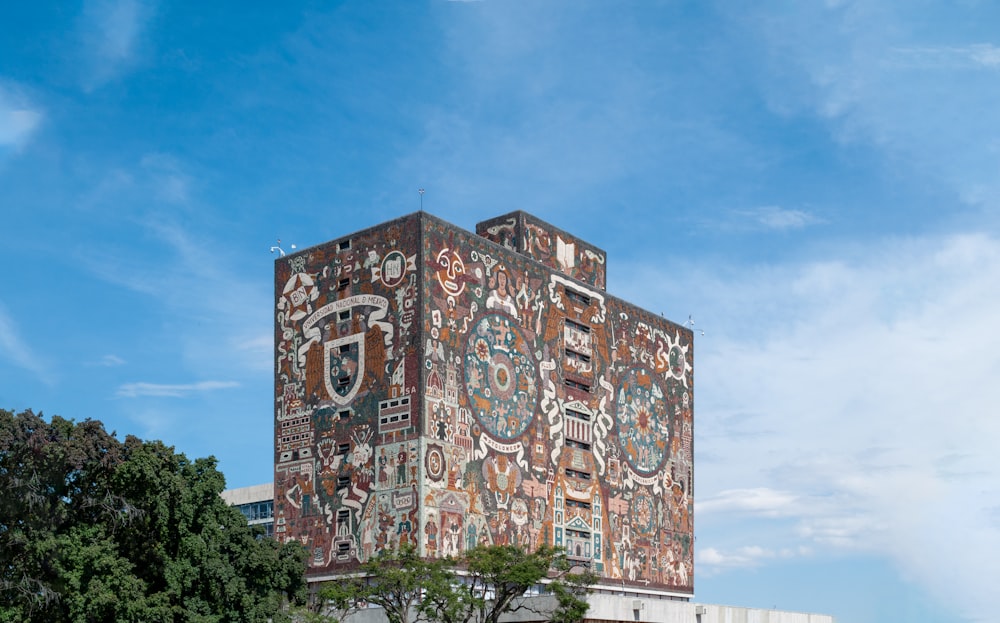 un grand bâtiment avec une horloge sur le côté