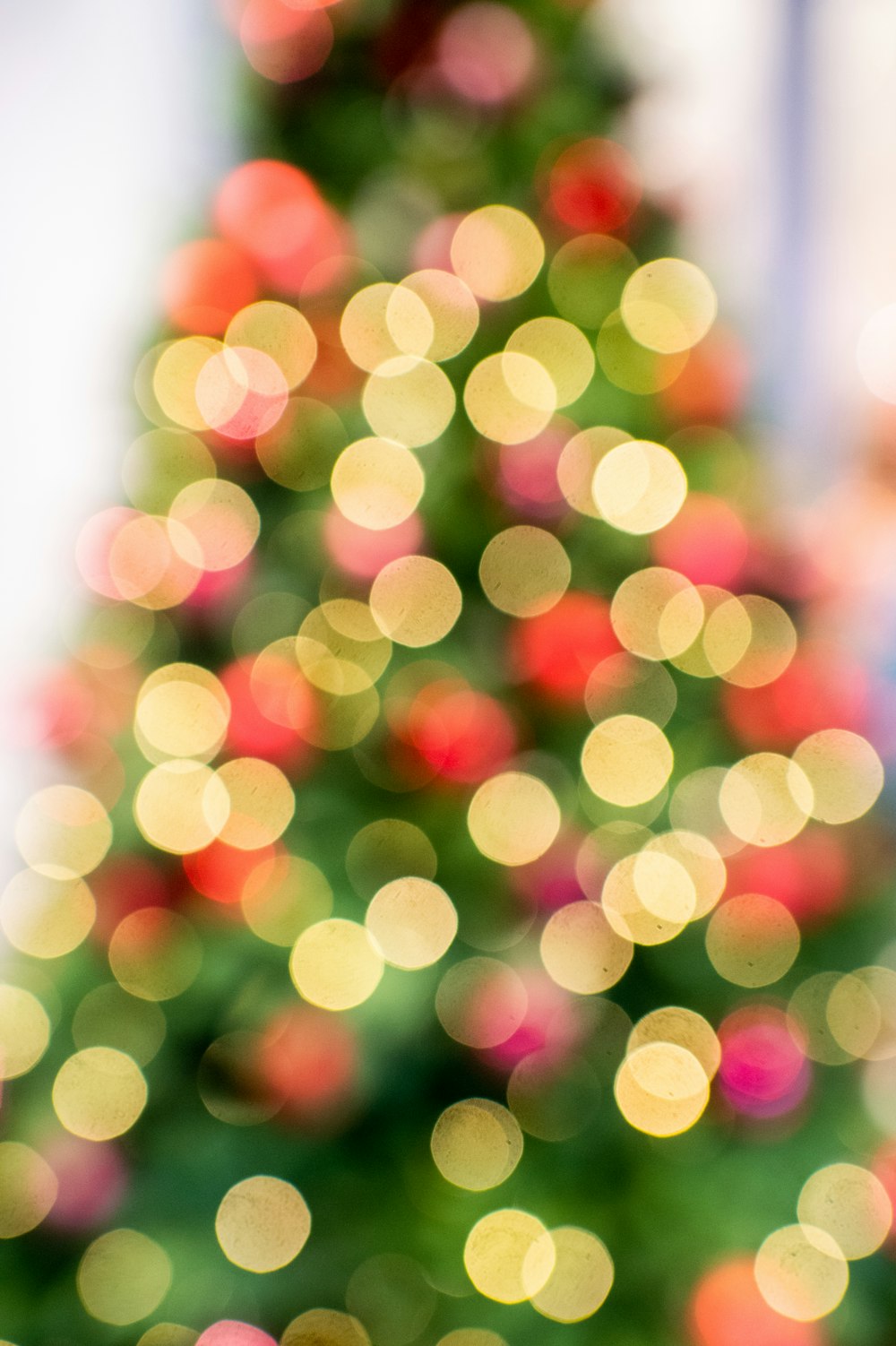 Un árbol de Navidad borroso con luces en el fondo