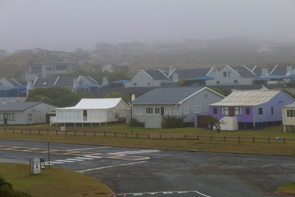 a bunch of houses that are sitting in the grass