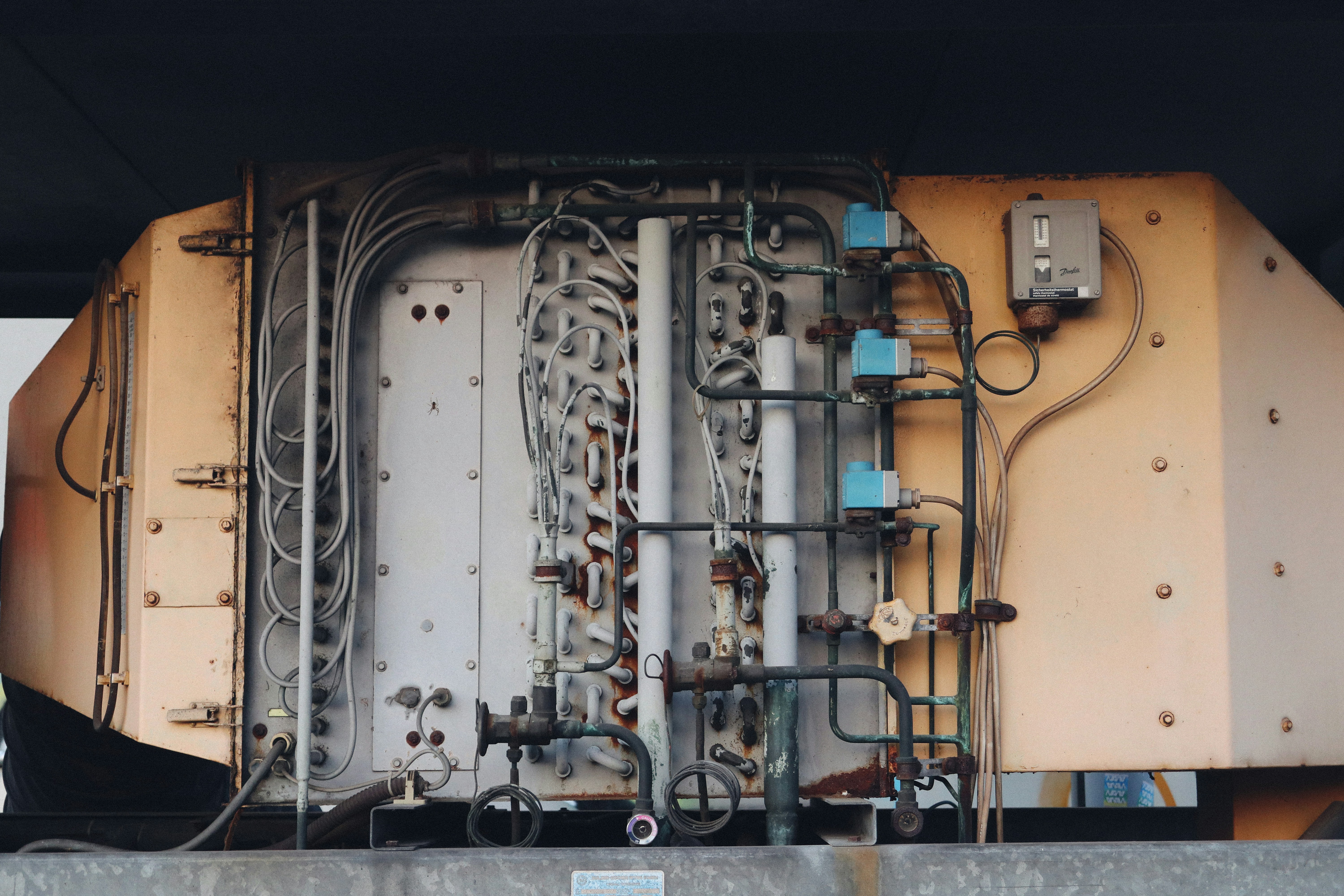 a bunch of wires are connected to the back of a truck