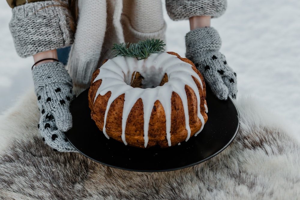 a bundt cake sitting on top of a black plate