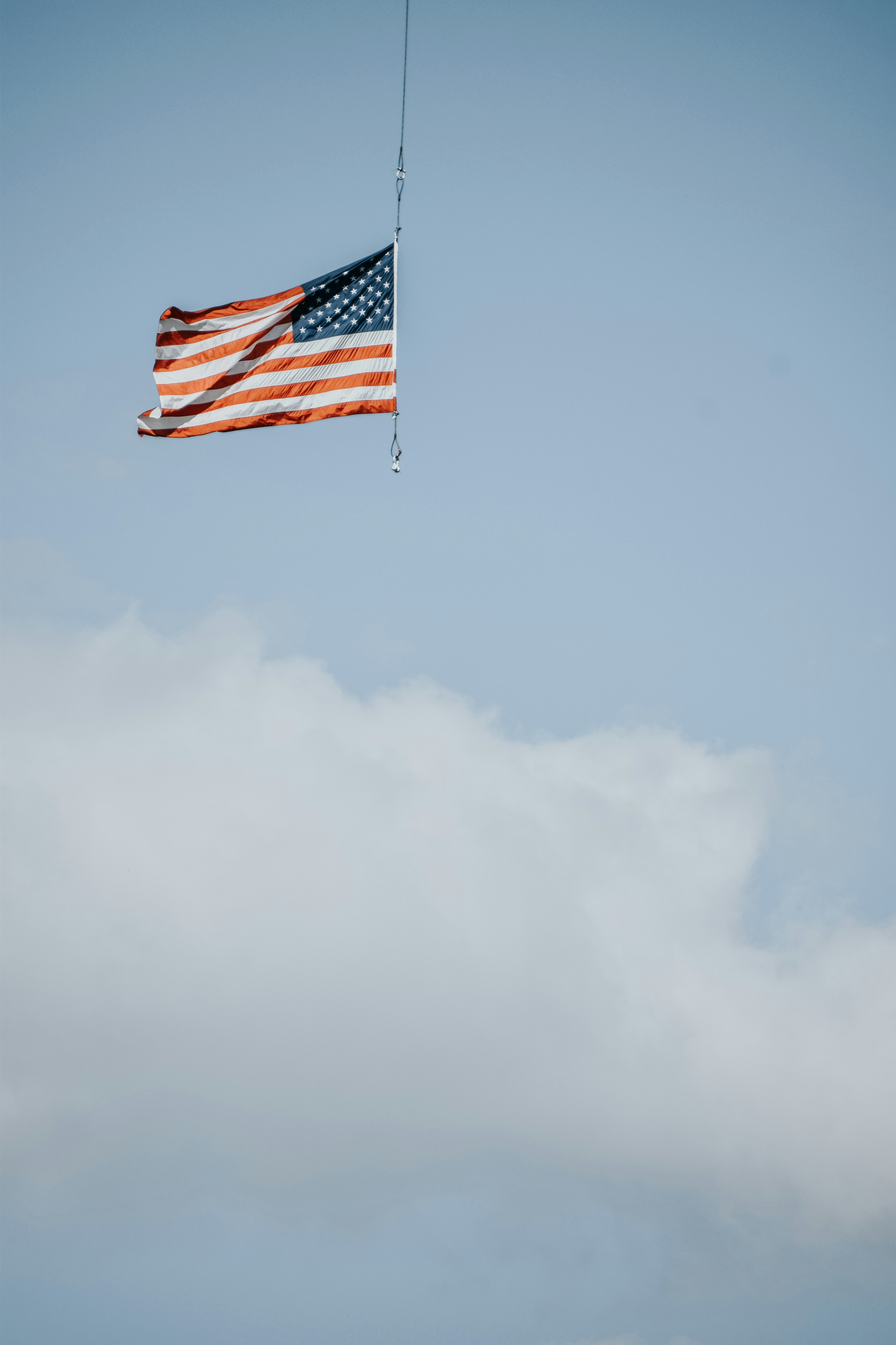Eine amerikanische Flagge weht am Himmel
