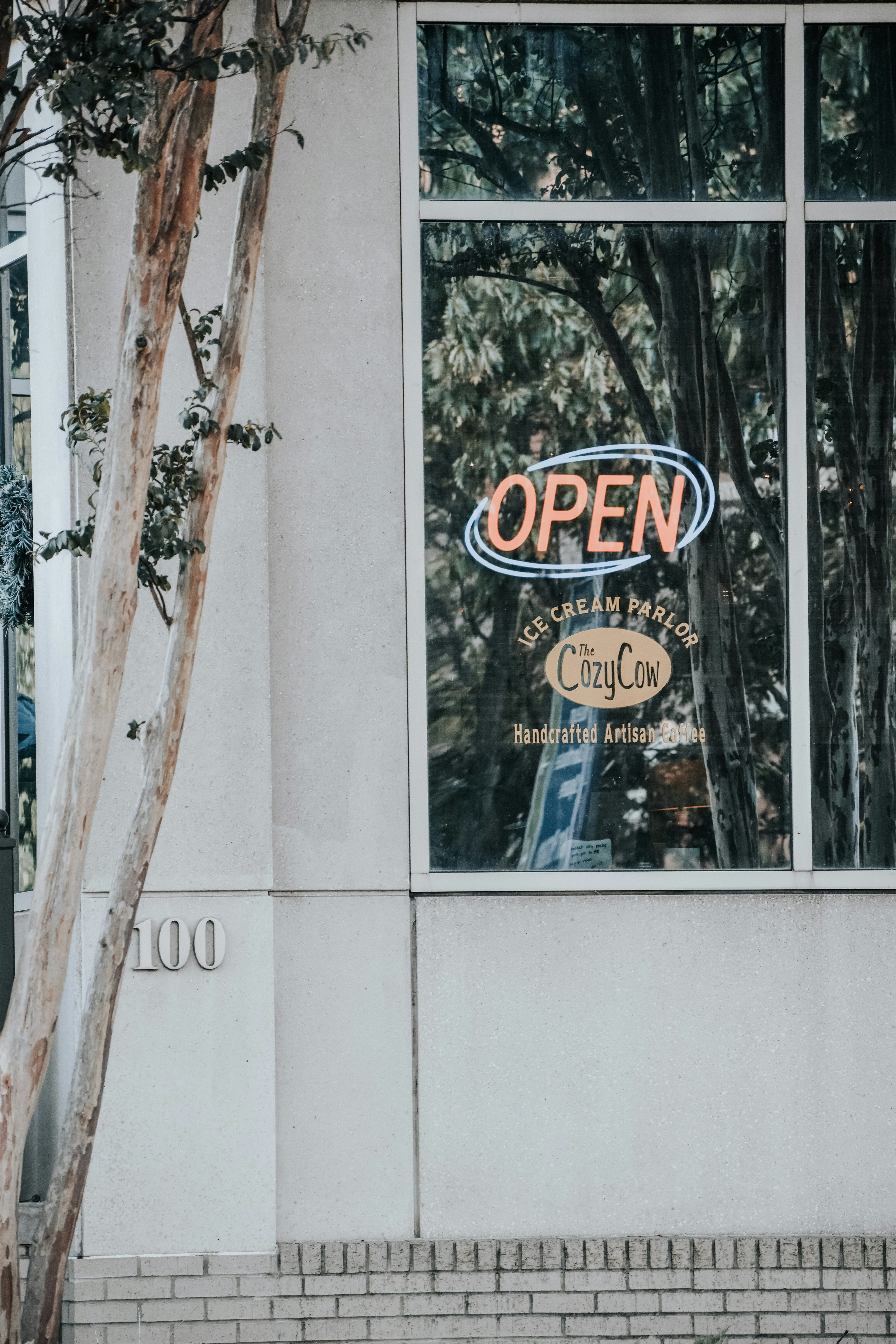 건물 창문에 열린 간판