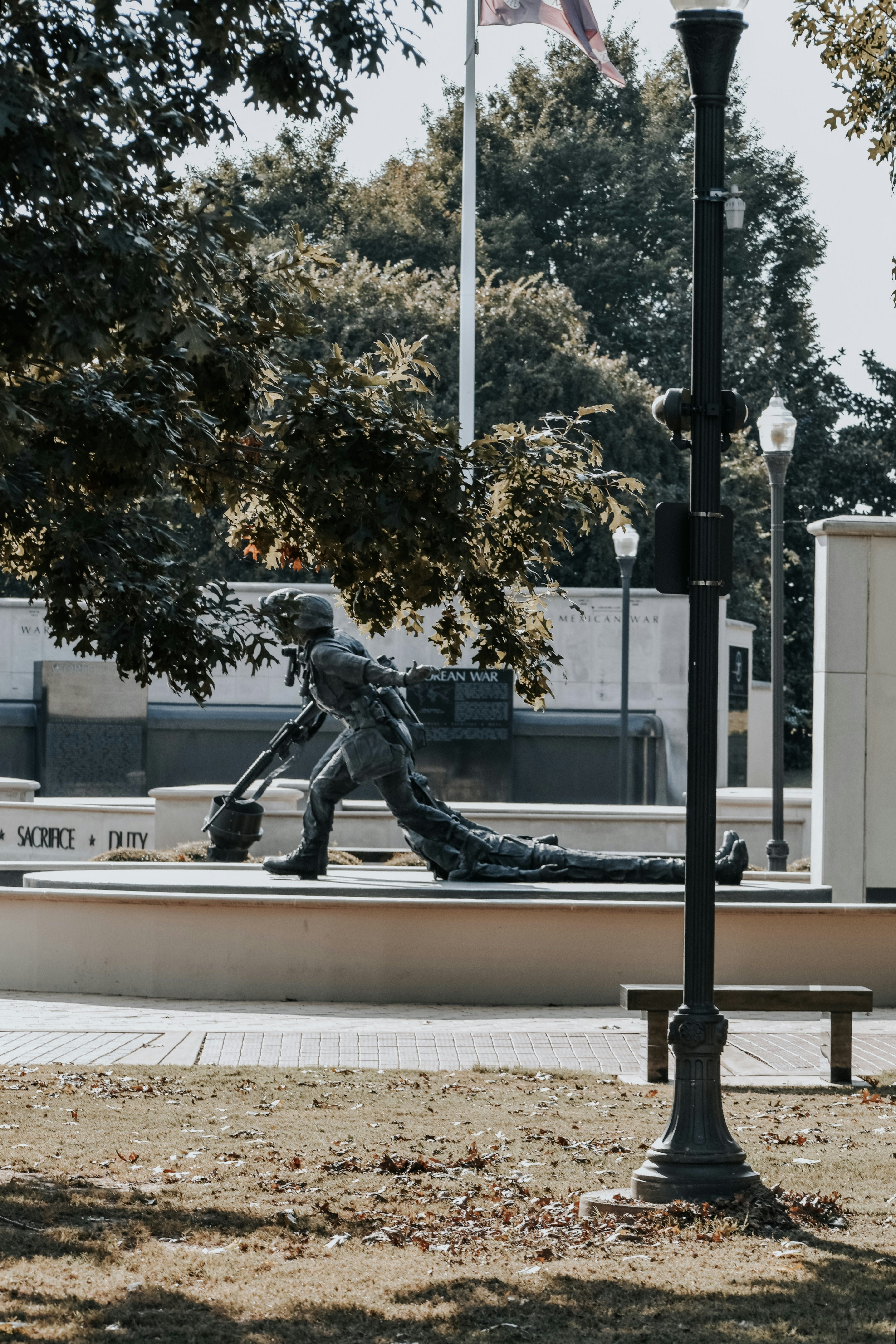 Eine Statue eines Eishockeyspielers auf einer Bank