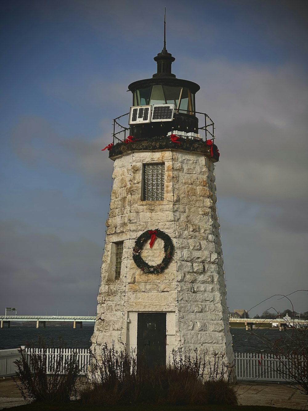 un phare surmonté d’une couronne