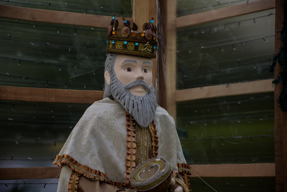 a statue of a man with a beard wearing a crown