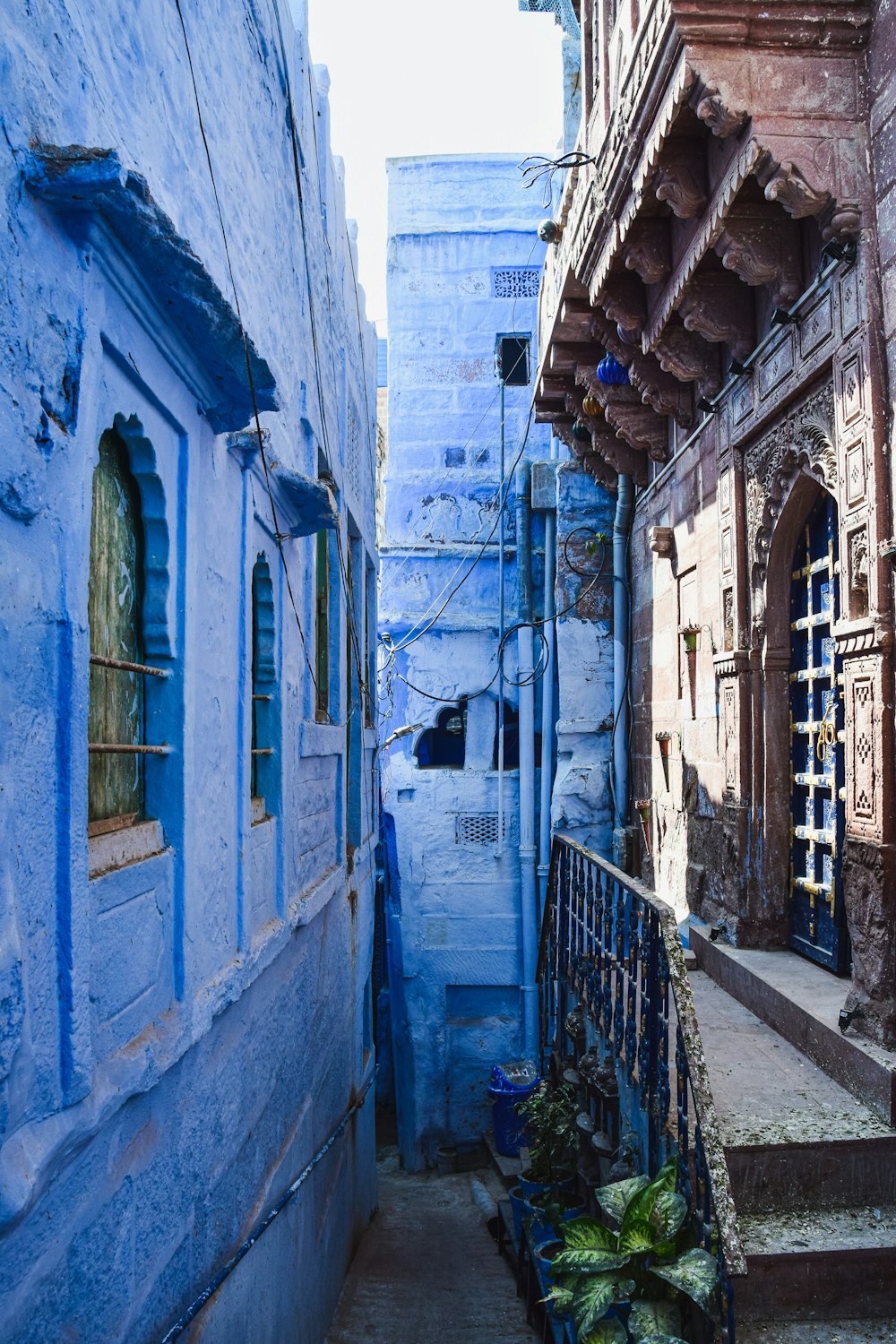 Un callejón estrecho en una ciudad azul