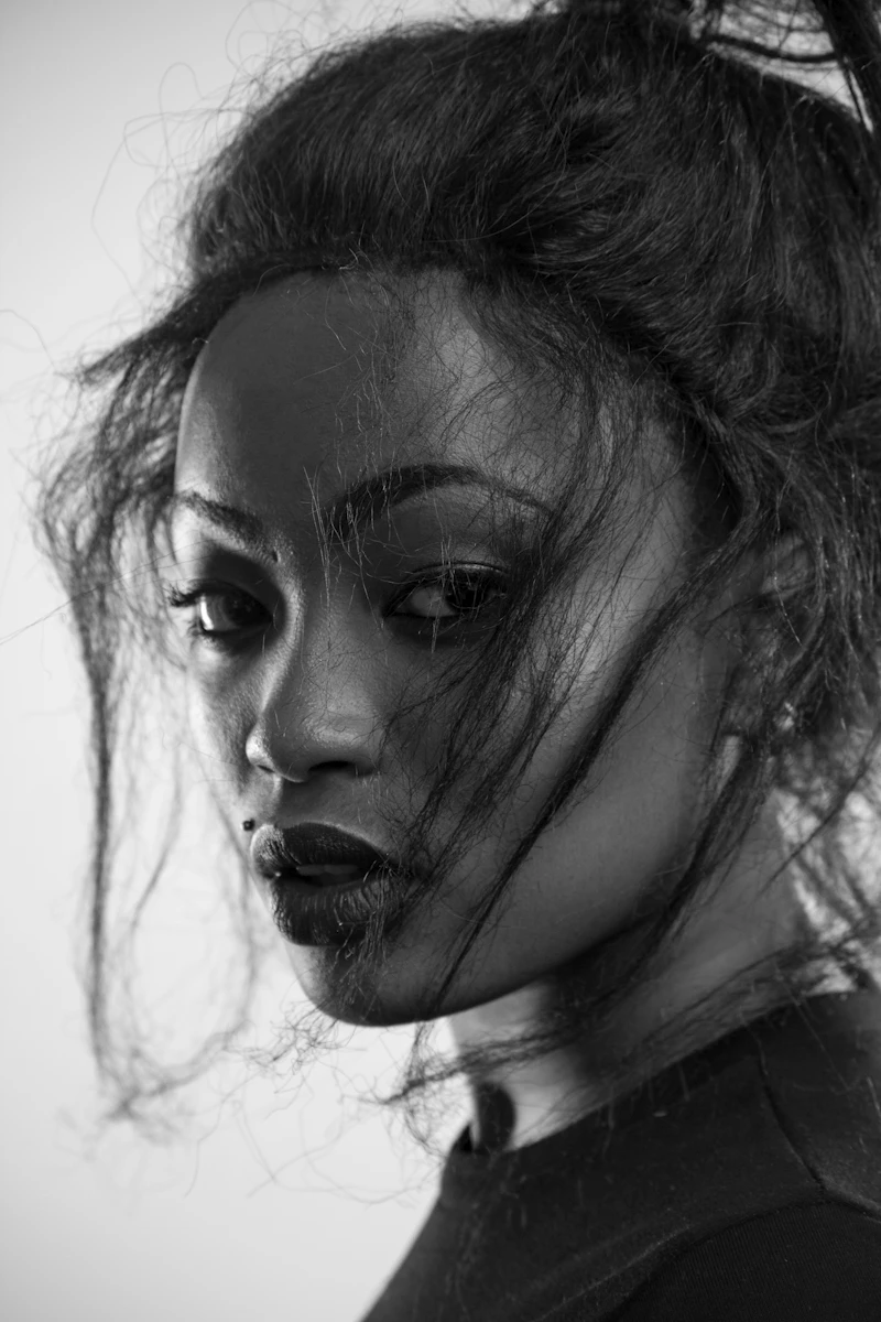 Portrait en noir et blanc du visage d'une femme, photographié à Nairobi.