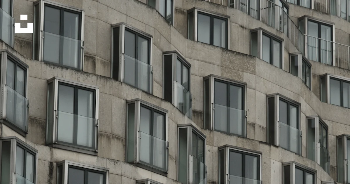 Foto zum Thema Ein sehr hohes Gebäude mit vielen Fenstern – Kostenloses ...