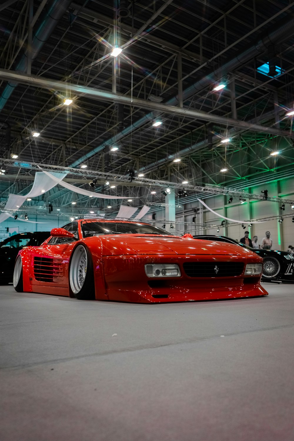 Un coche deportivo rojo estacionado en un garaje
