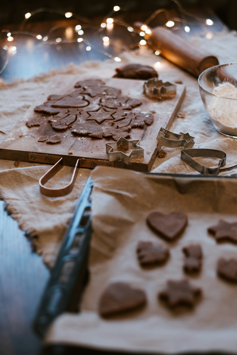 Una mesa cubierta con muchas galletas en forma de corazón