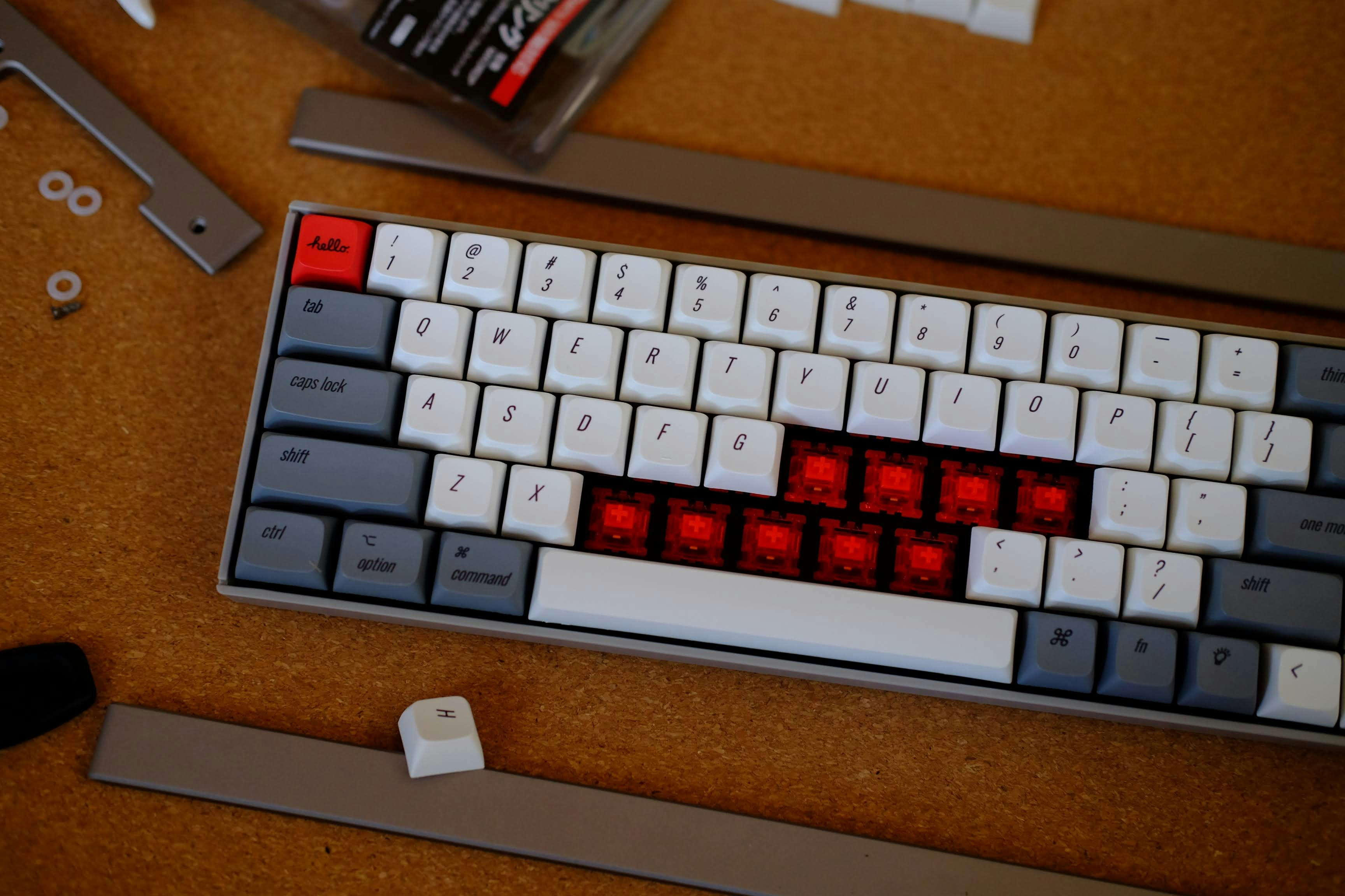 eine Computertastatur mit rotem Licht