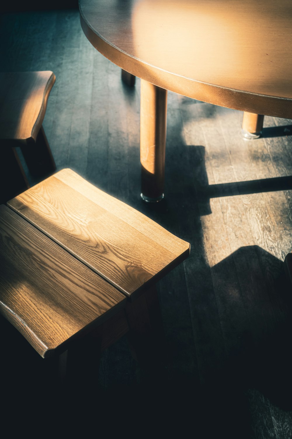 una sedia e un tavolo di legno in una stanza