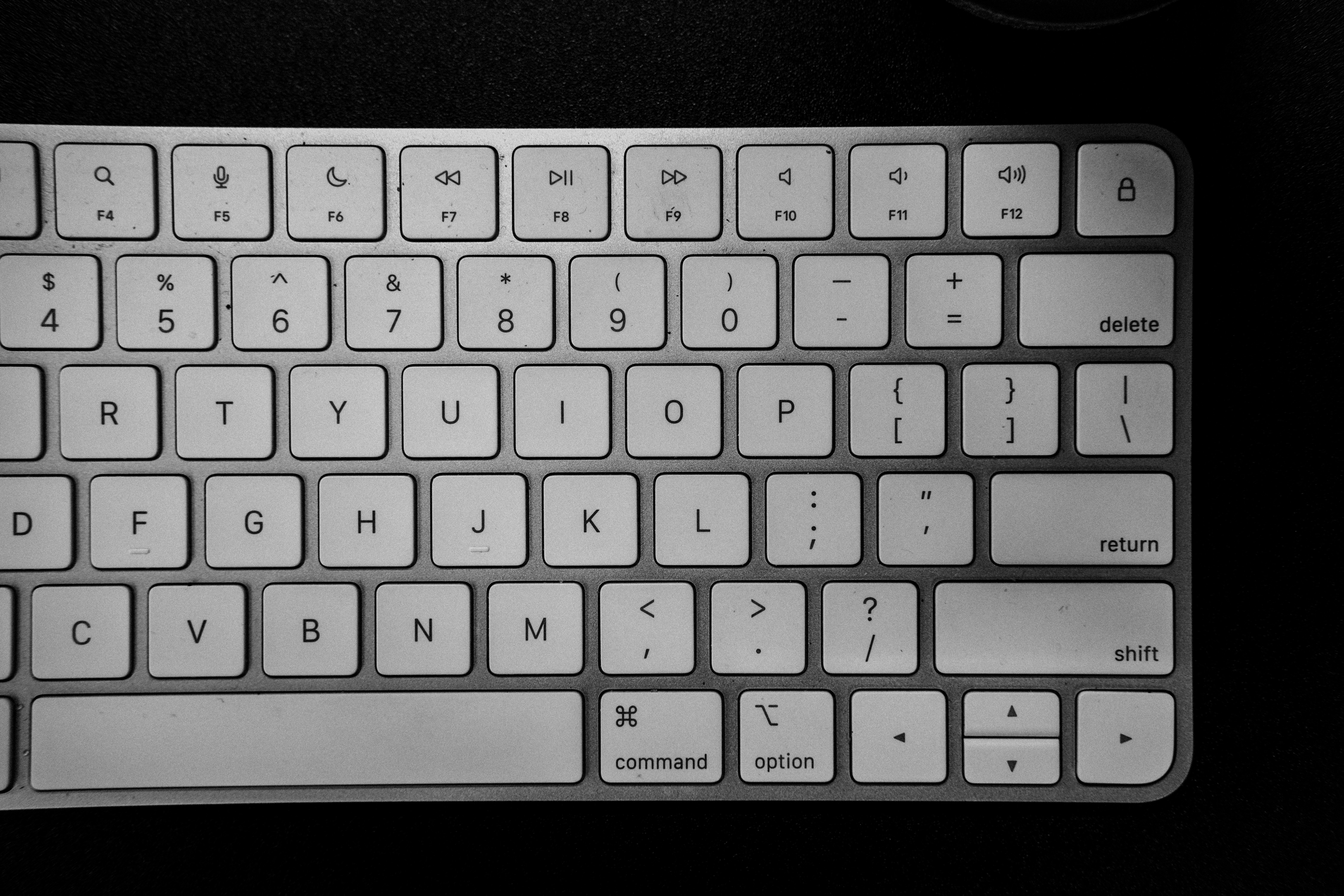 a black and white photo of a keyboard