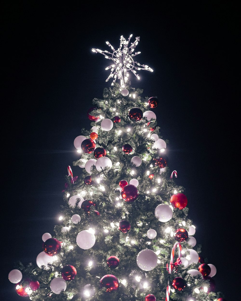 Un gran árbol de Navidad con luces y decoraciones