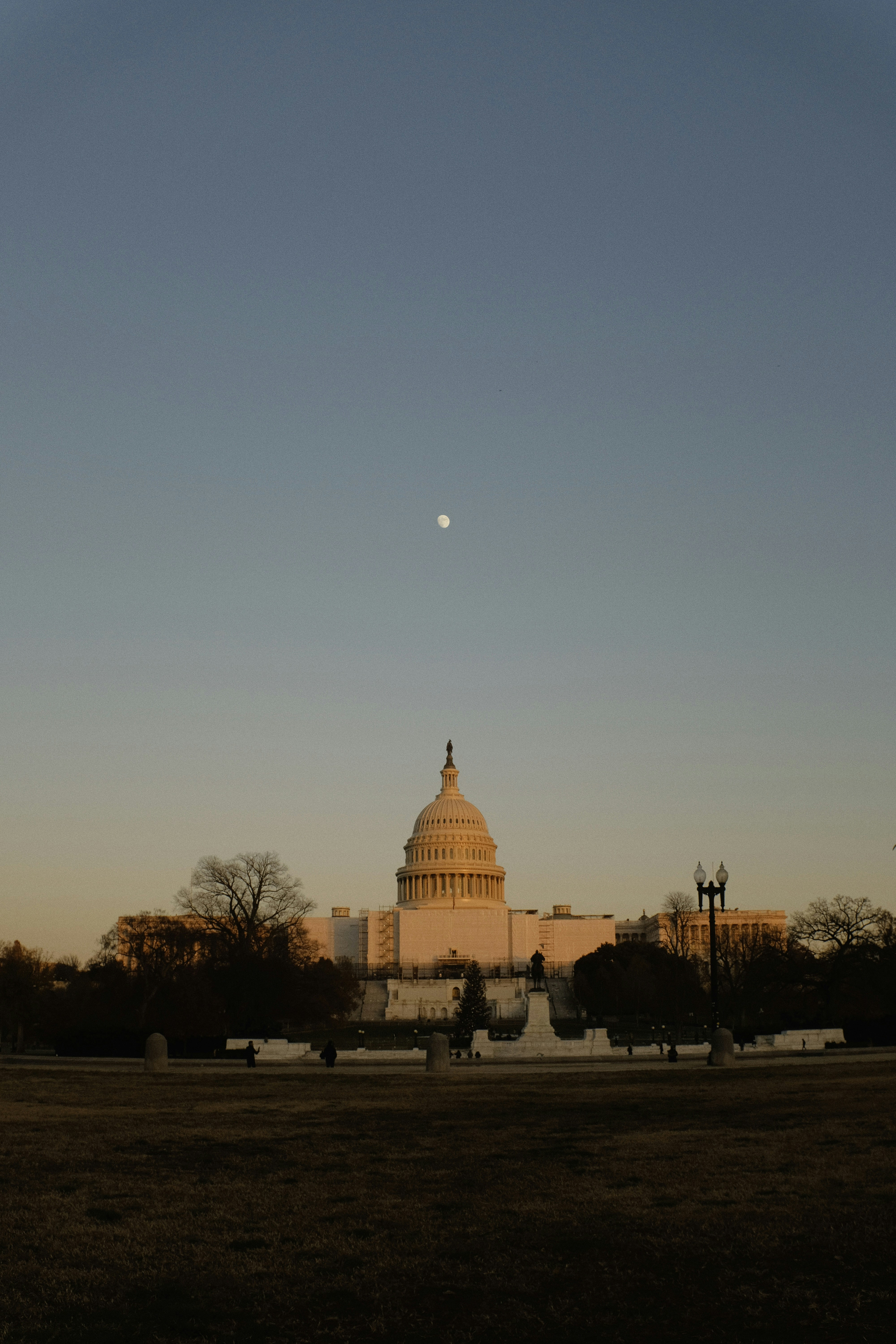 La cúpula del edificio del Capitolio de los Estados Unidos al atardecer