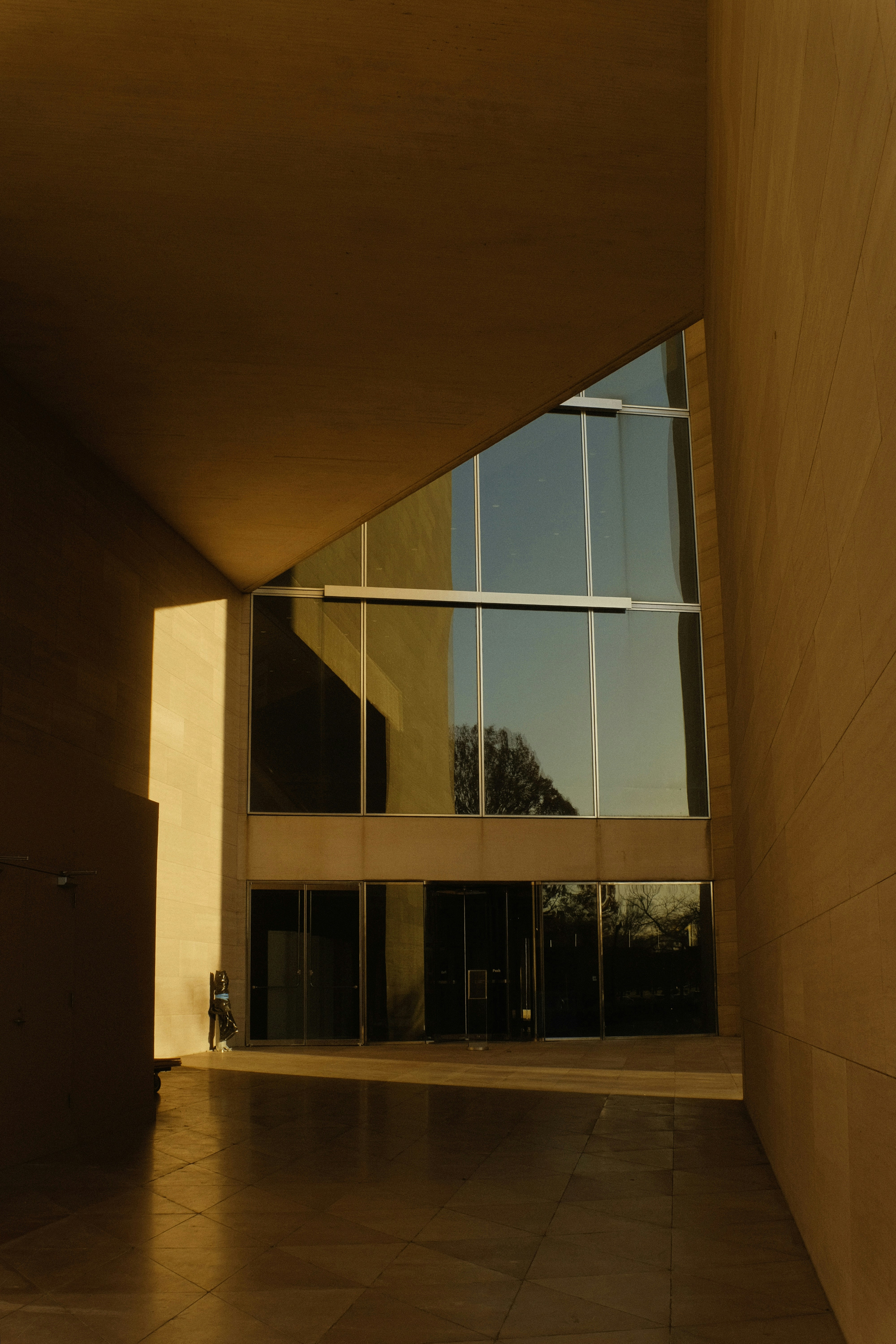 una habitación vacía con una gran ventana