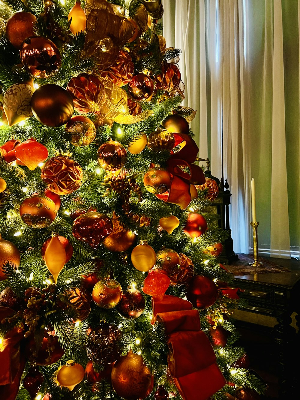 Un sapin de Noël décoré dans un salon