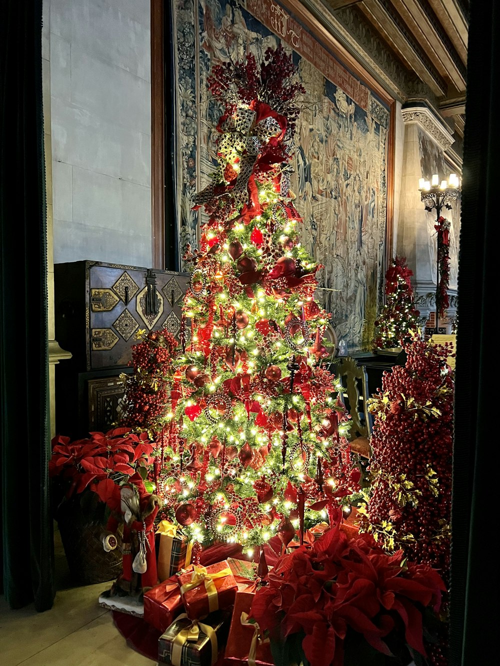 Ein geschmückter Weihnachtsbaum im Wohnzimmer