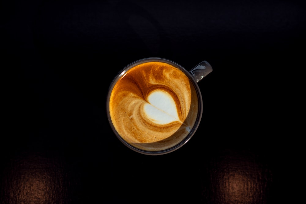 una taza de café con un corazón en ella