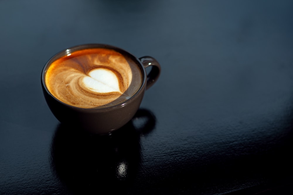 Eine Tasse Kaffee mit Herz drin