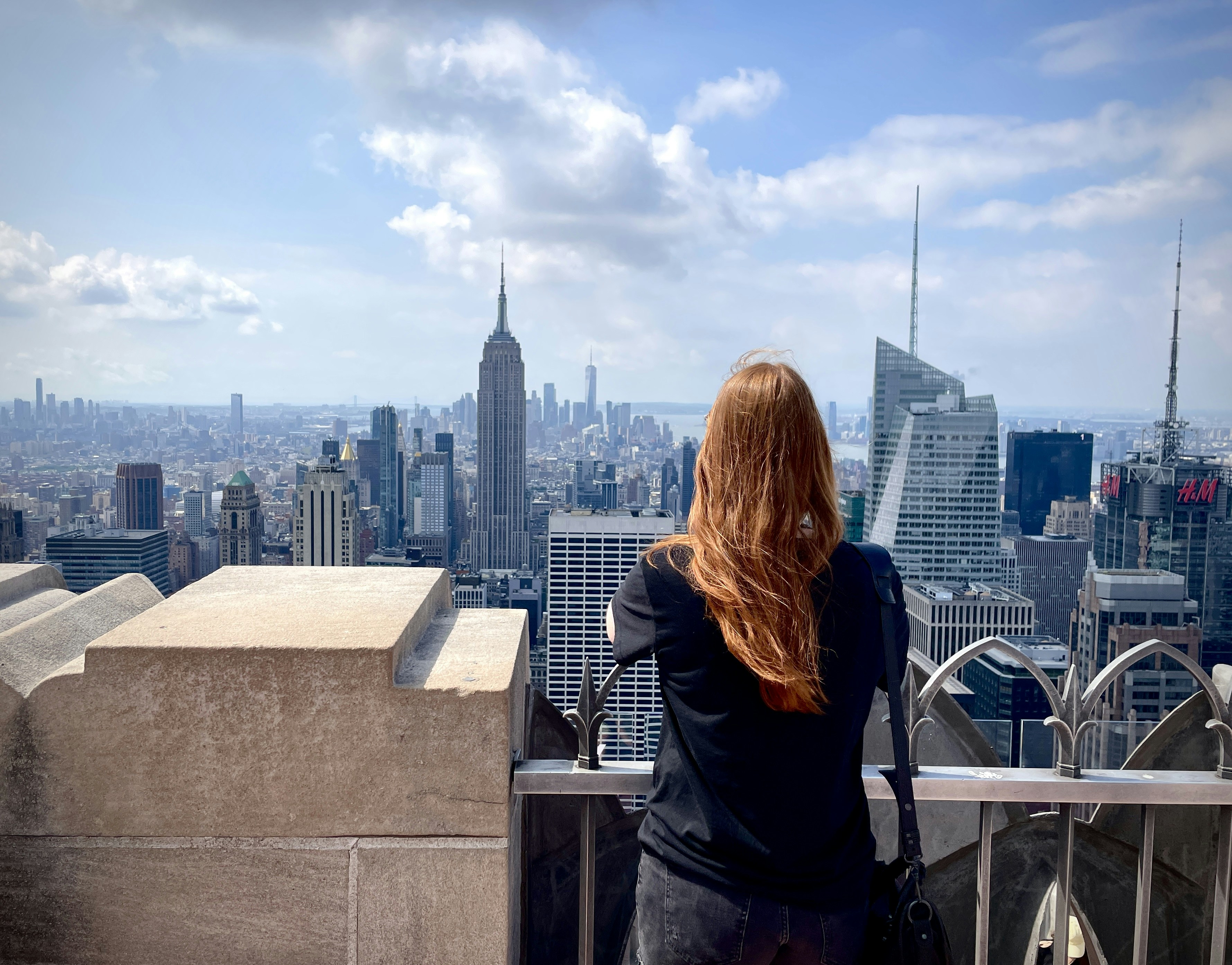 Una donna in piedi sulla cima di un edificio alto