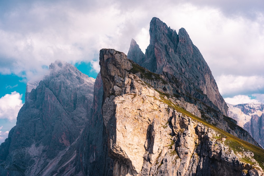 Ein großer Berg mit einem sehr hohen Gipfel