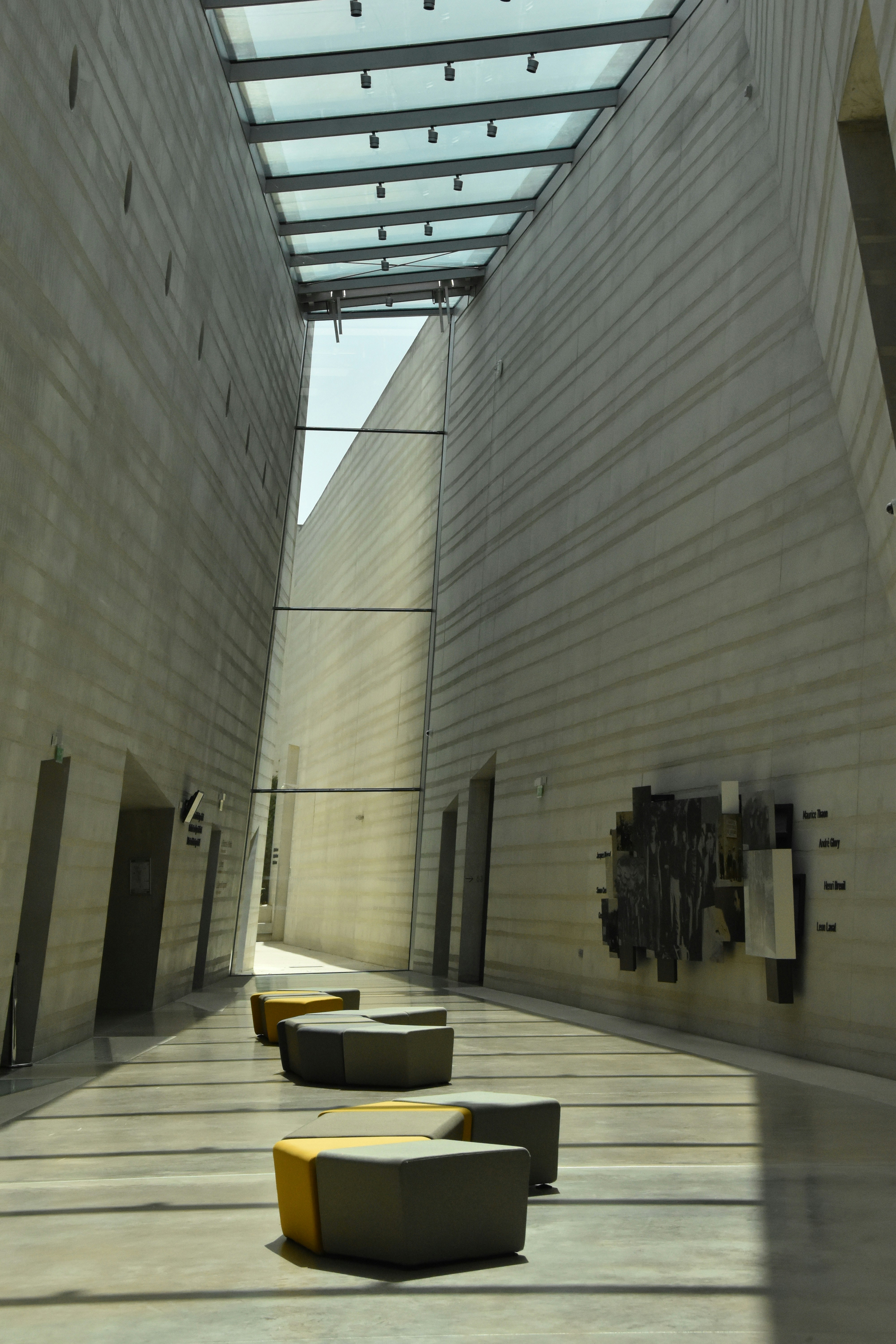 天窓のある長い廊下