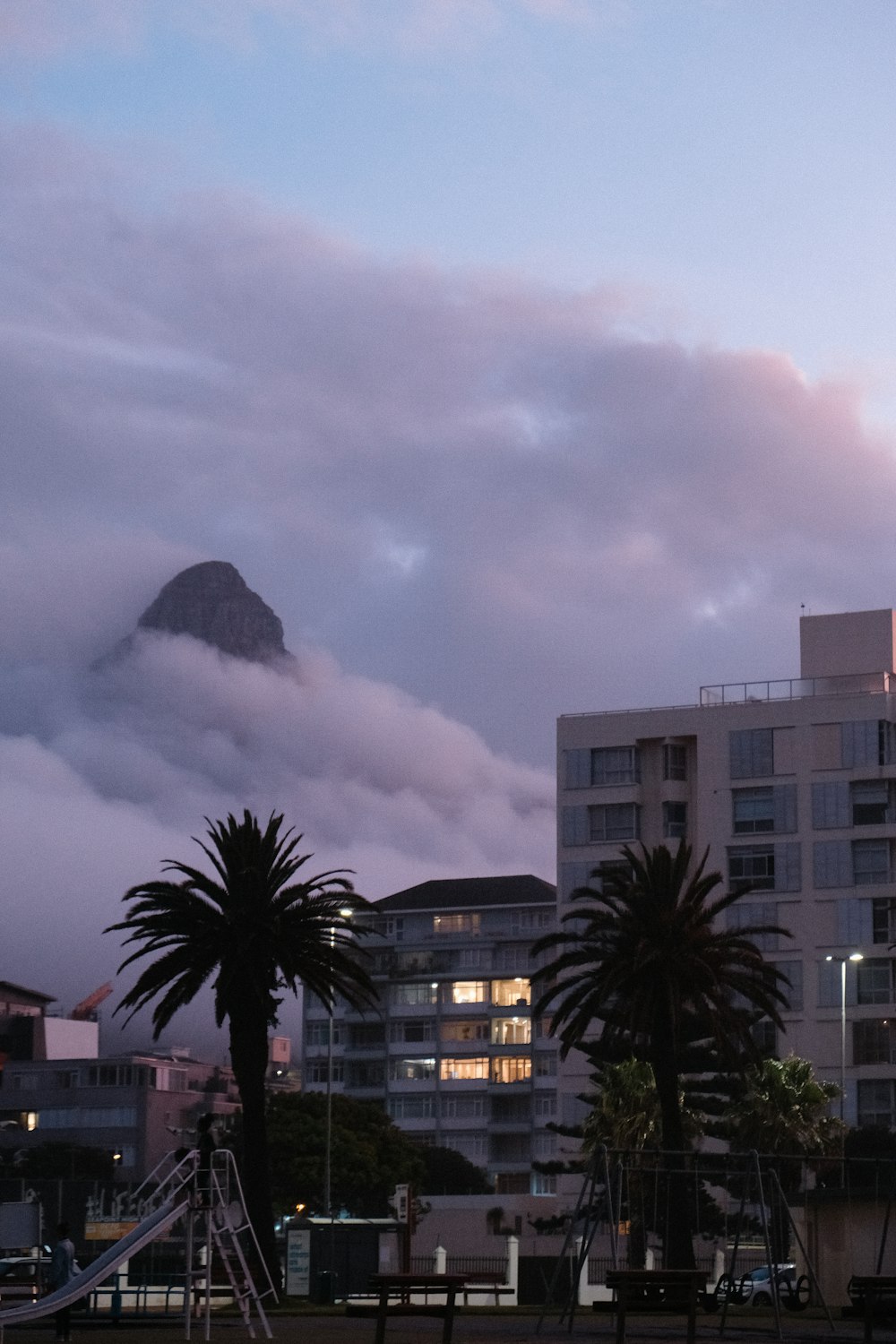 uma vista de uma cidade com uma montanha ao fundo