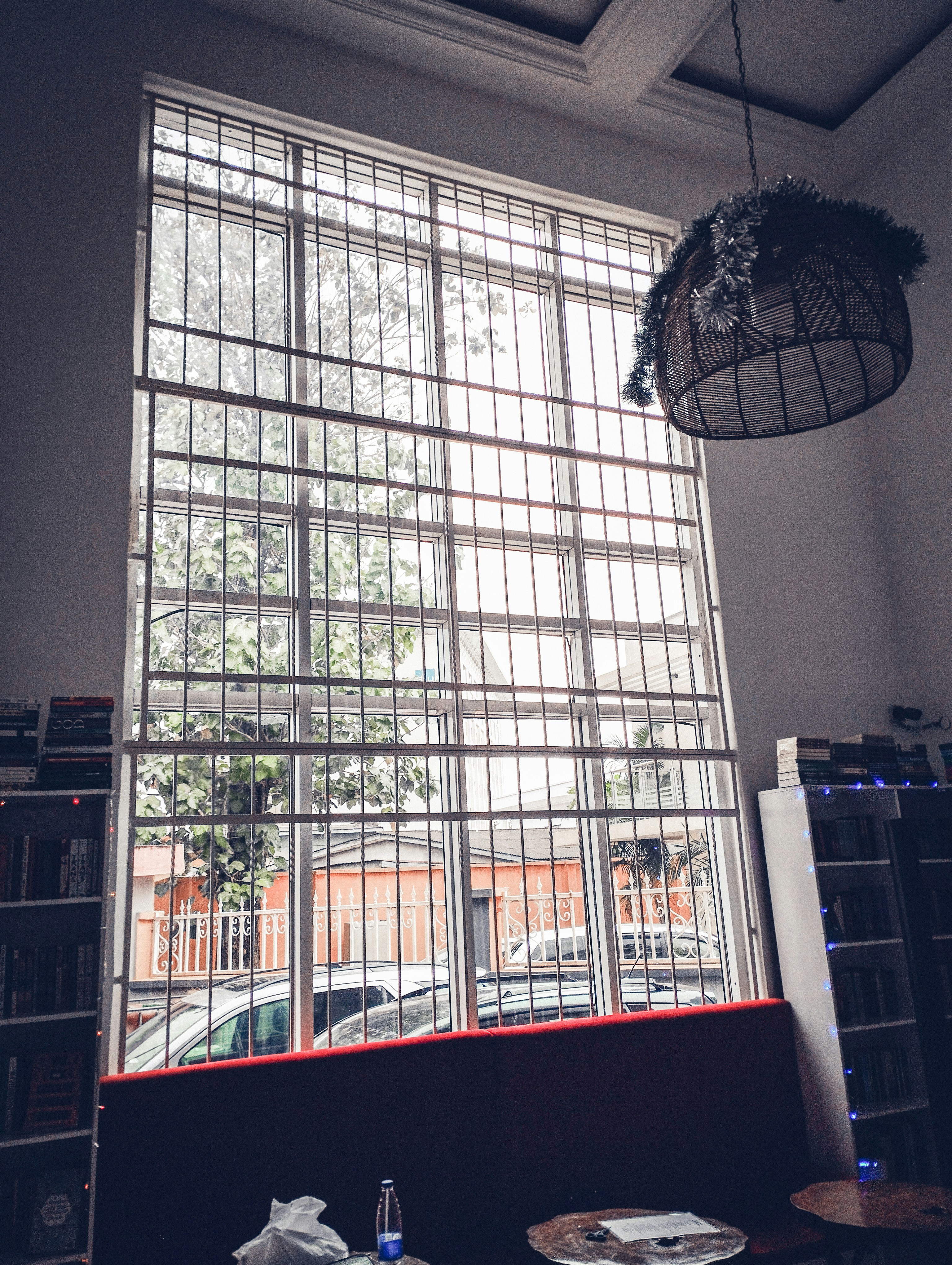 ein Zimmer mit großem Fenster und Bücherregal