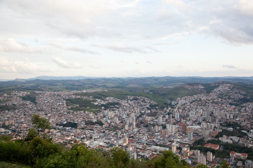 Blick auf eine Stadt von der Spitze eines Hügels