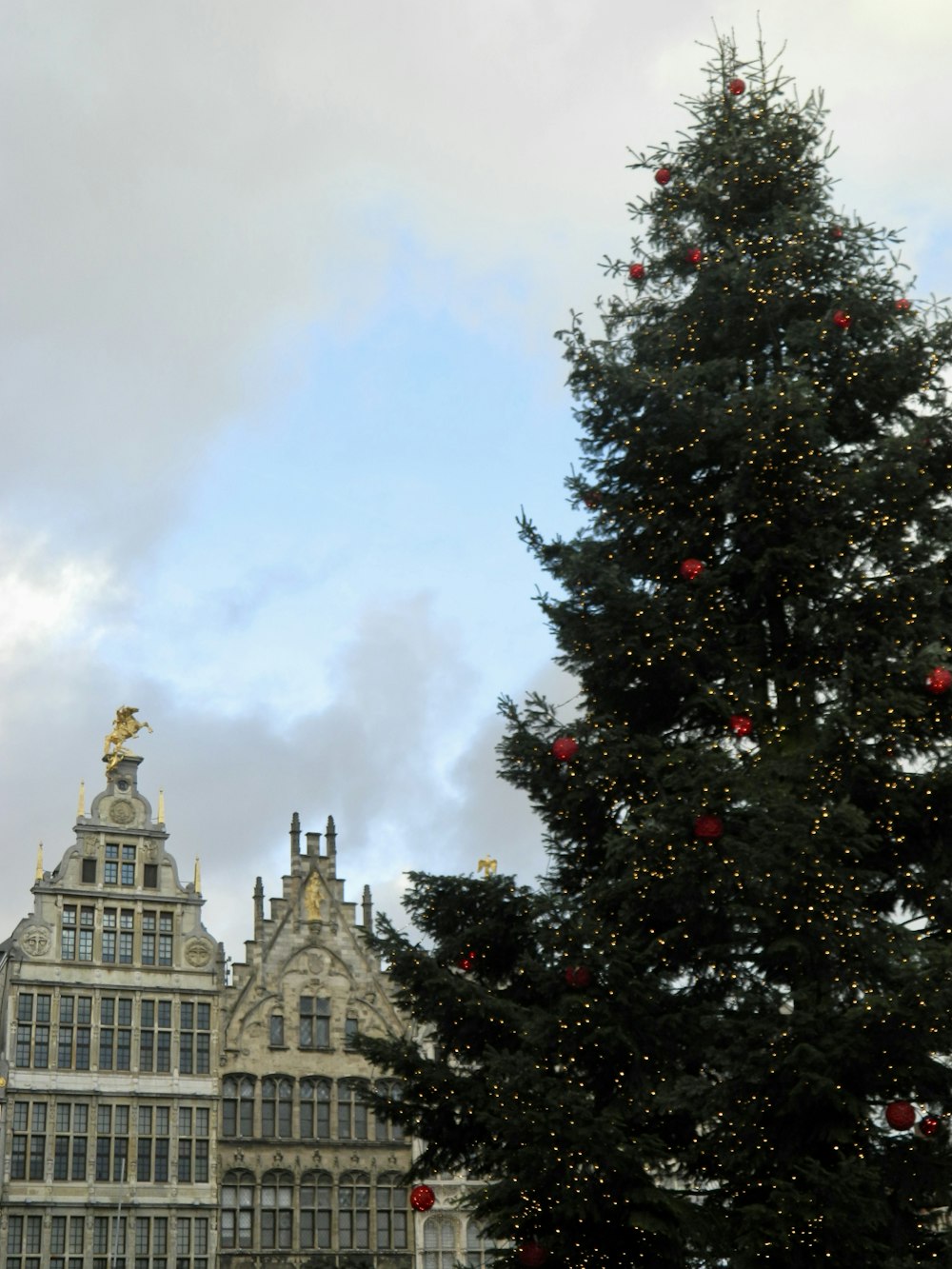 Ein großer Weihnachtsbaum vor einem Gebäude