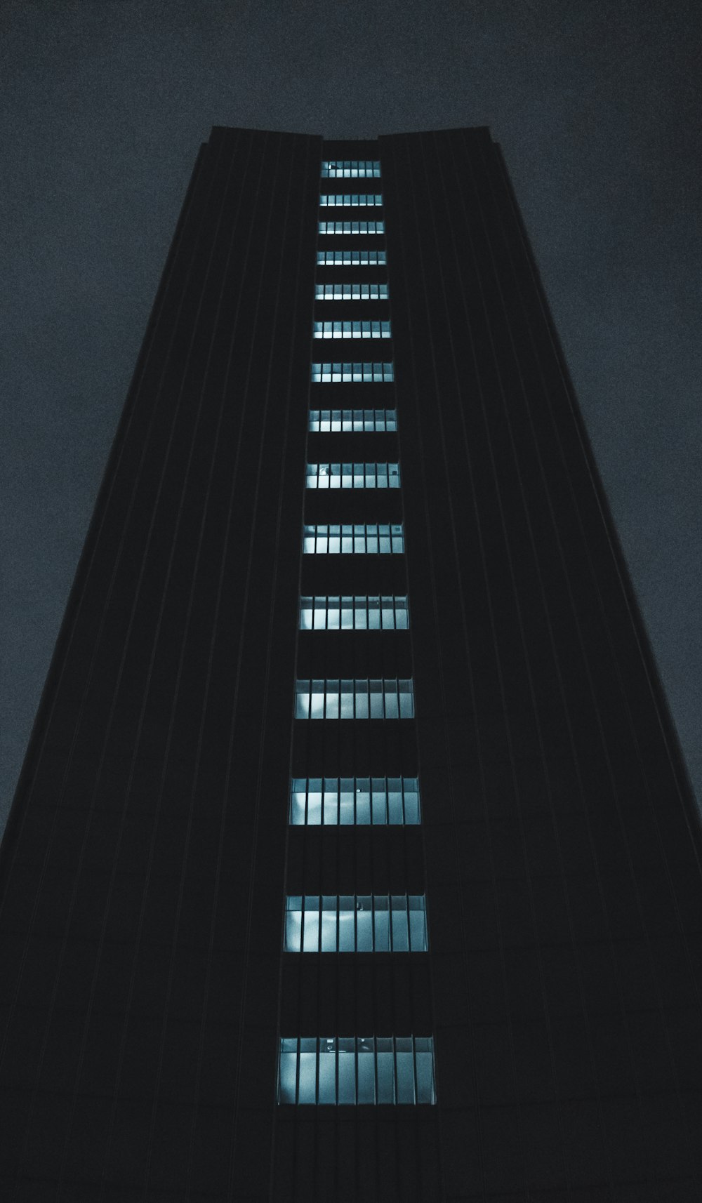 밤에는 많은 창문이있는 고층 건물