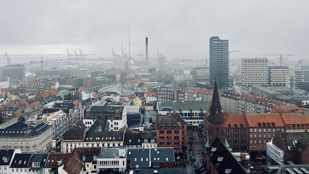 une vue d’une ville depuis un grand immeuble