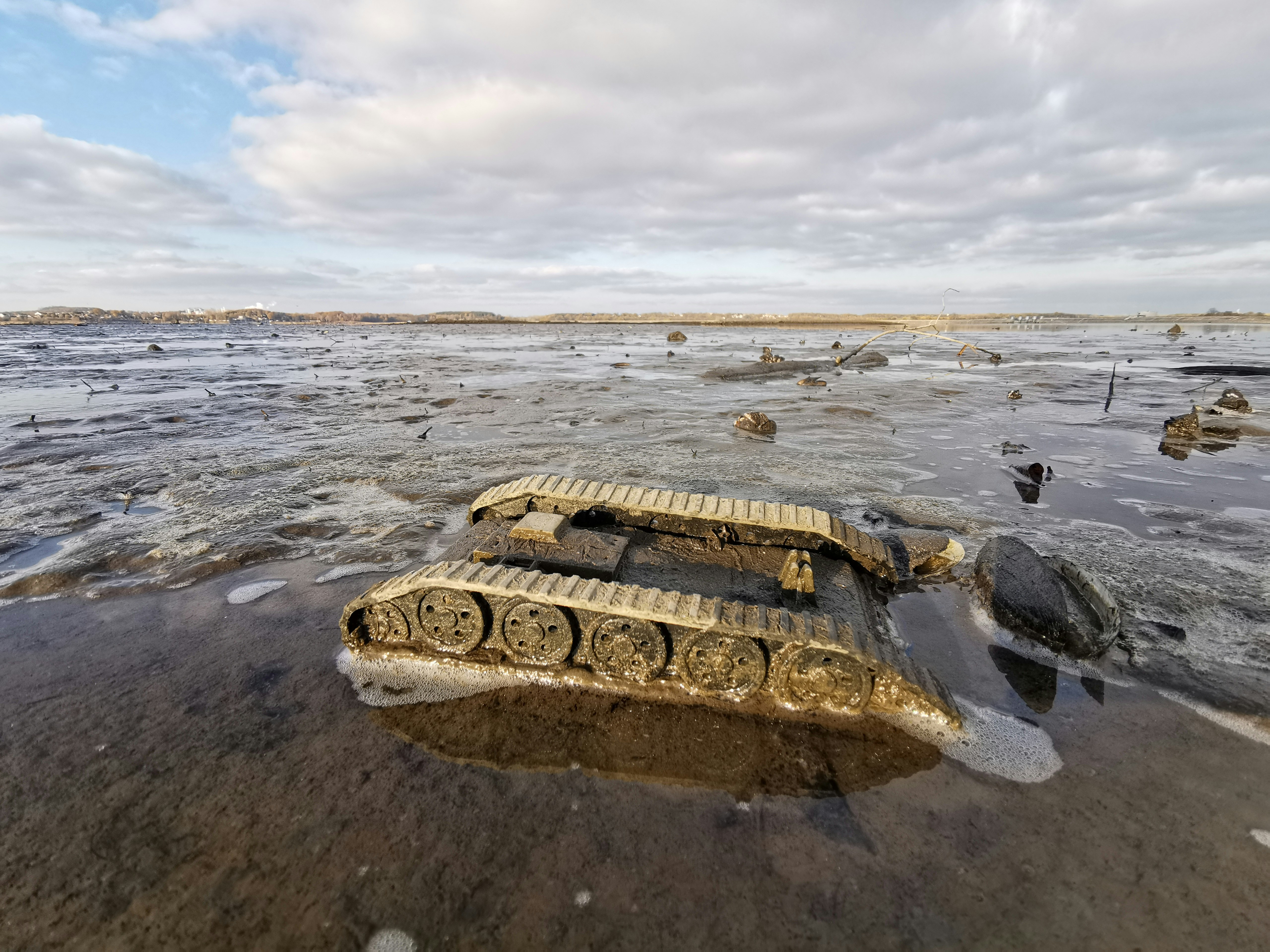 un réservoir assis au milieu d’un plan d’eau