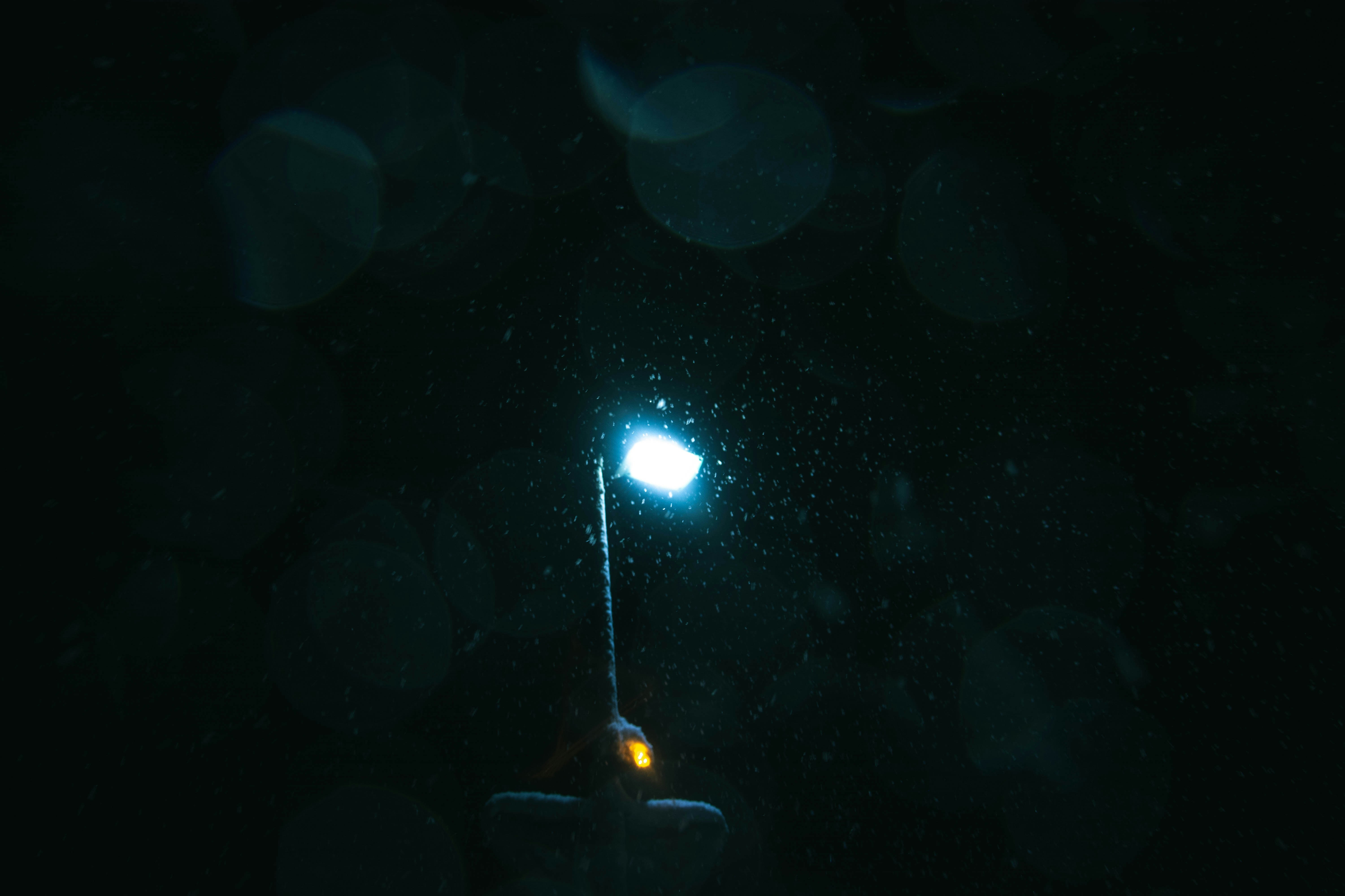 Un lampione al buio con uno sfondo sfocato